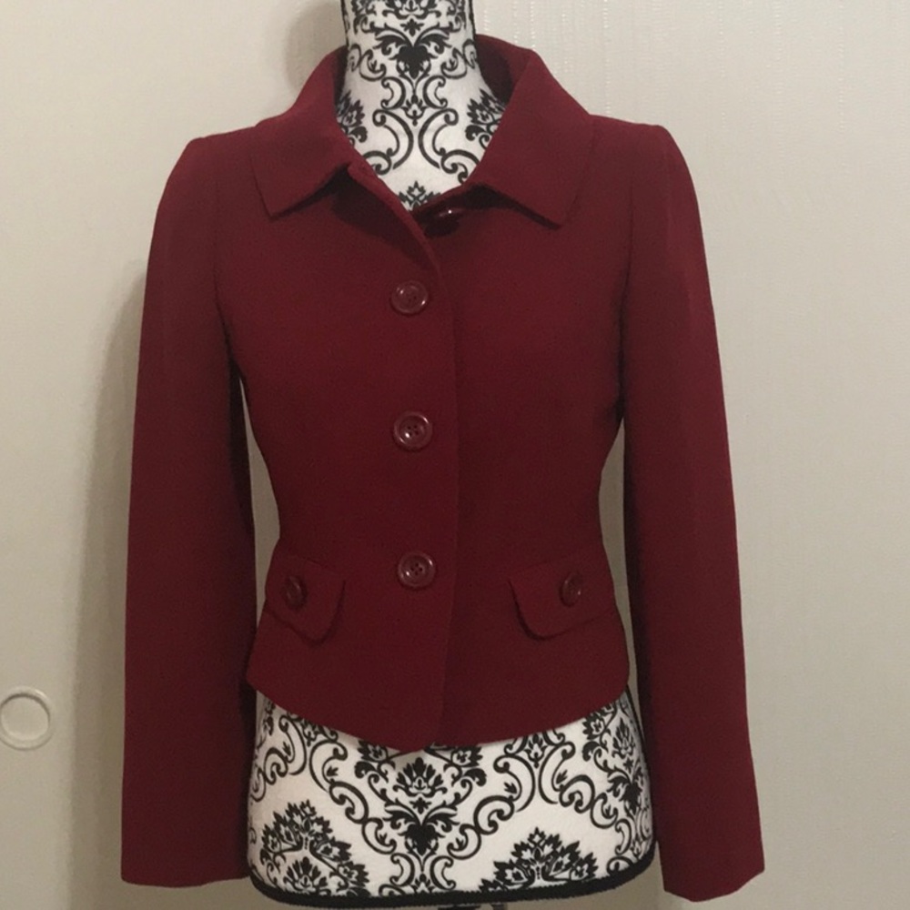 Tahari red crop blazer 2P